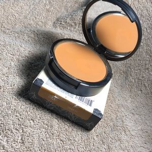Kat Von D Lock-It- Powder Foundation